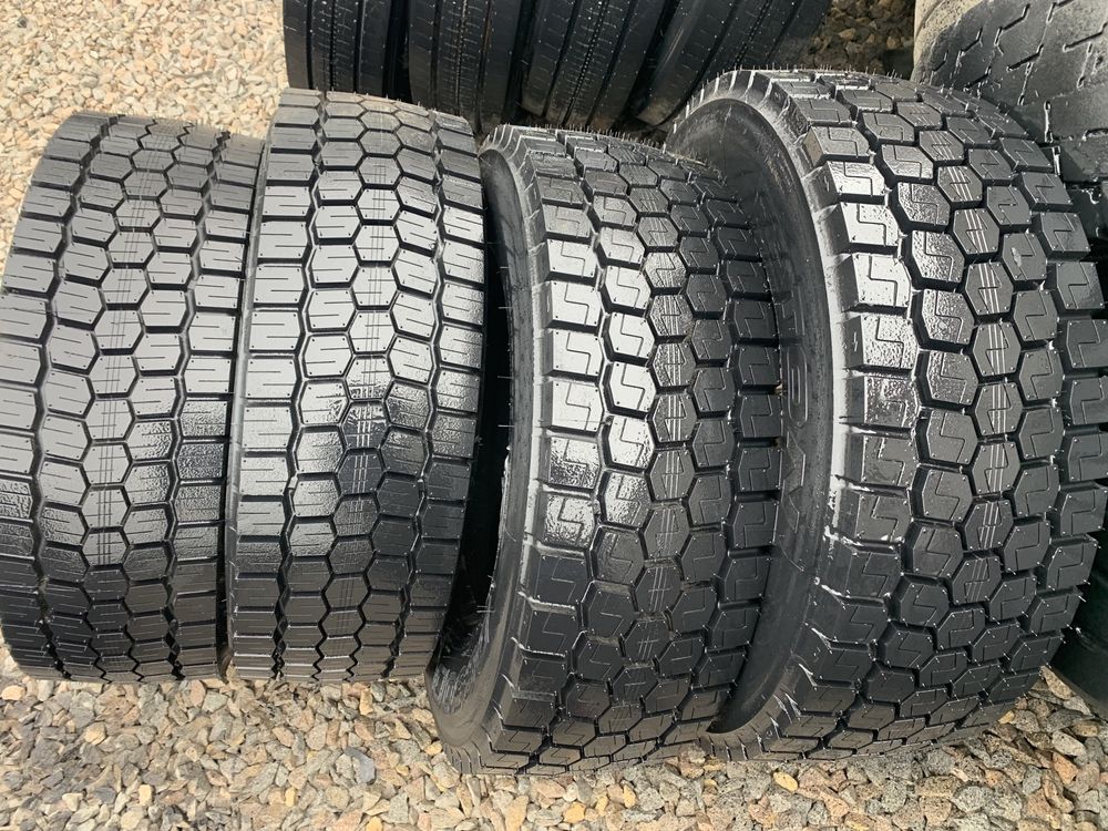 B64. 245/70/17,5 Firestone FD611
