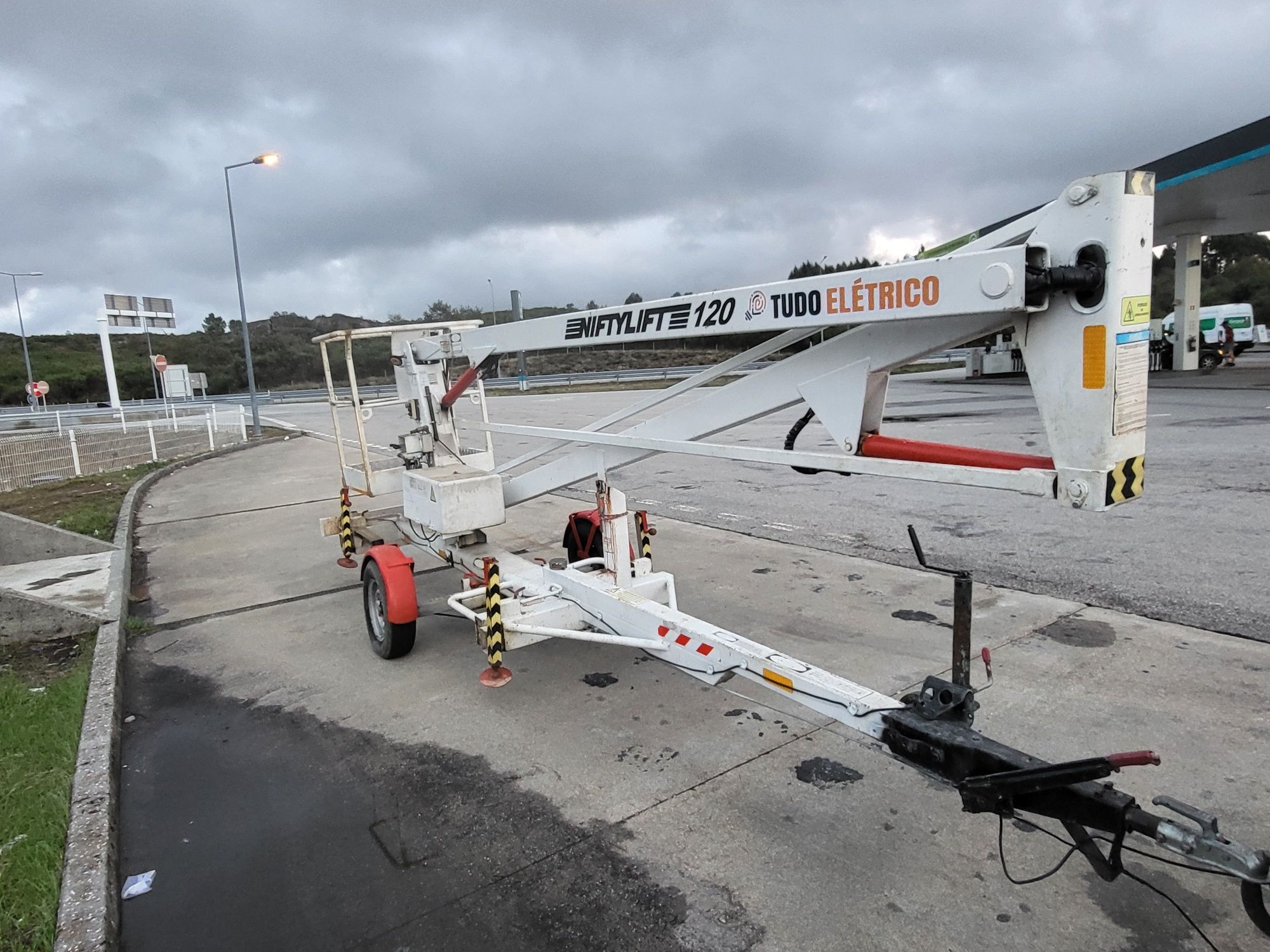 Plataforma elevatória rebocável