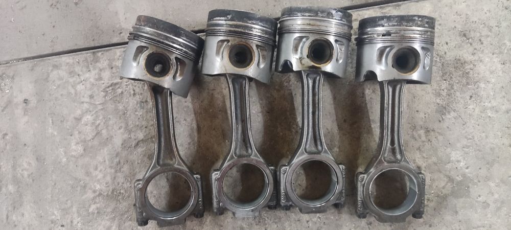 Поршень з шатуном Audi A4 B6 1.9 TDI