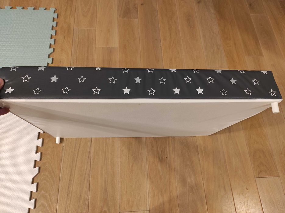 Przewijak marki Ceba, szary w gwiazdki i miarą wzrostu