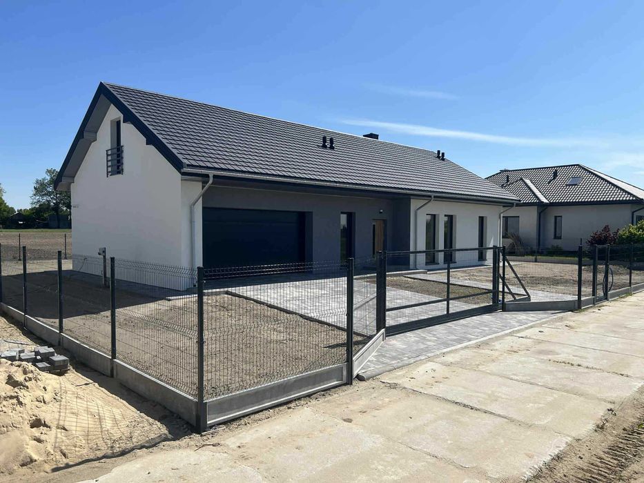 Nowoczesny, słoneczny dom z antresolą