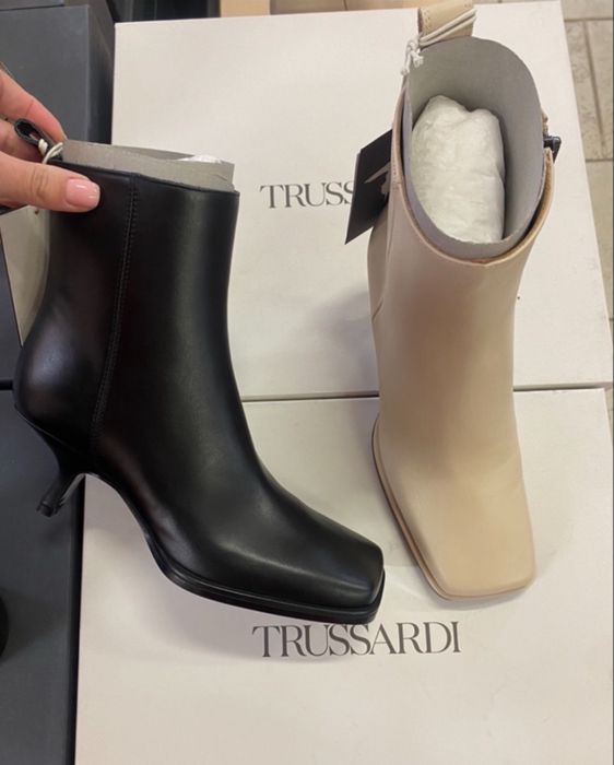 Trussardi бежеві шкіряні ботальйони 36 -37 розмір