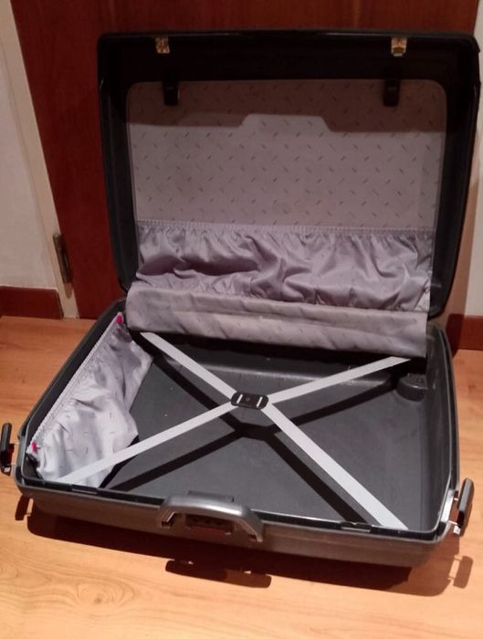 Mala viagem geande marca Samsonite ( rígida)