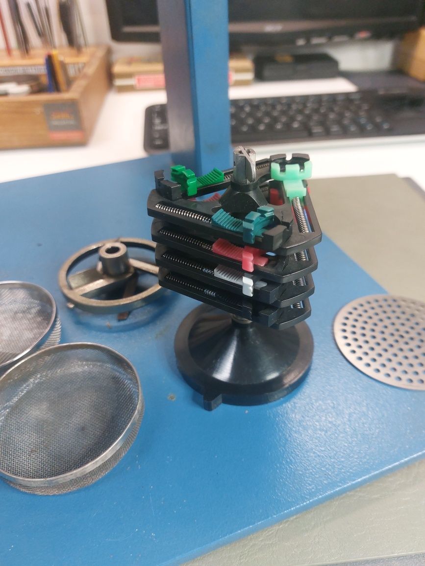 Maquina de lavagem de mecanismos de relogios