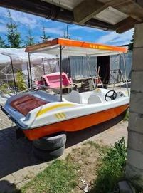 łódka elektryczna z panelem solarnym