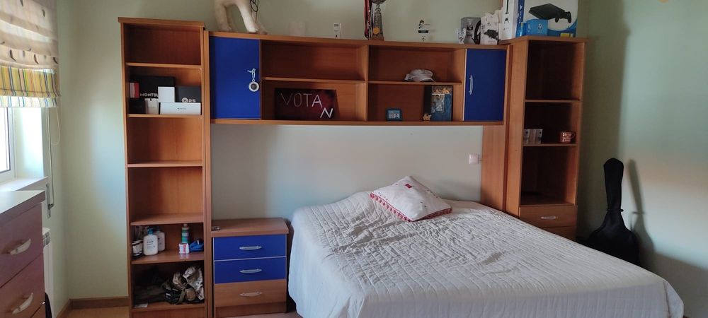 Base de cama em madeira quarto