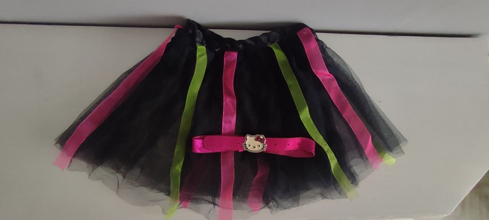 Tiulowa spódniczka oraz pasek Hello Kitty z H&M