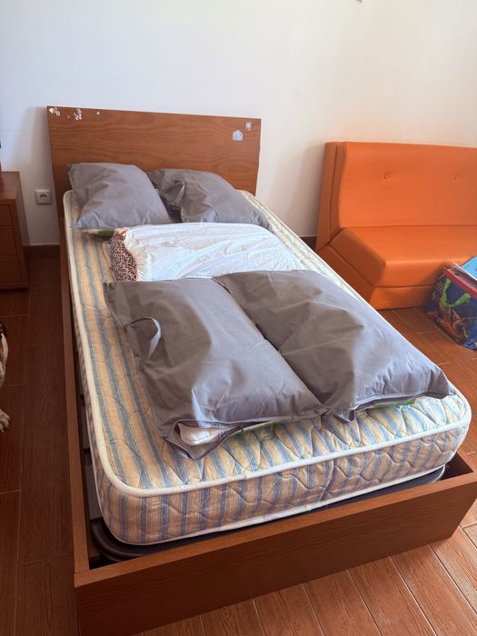 Cama de madeira + colchao