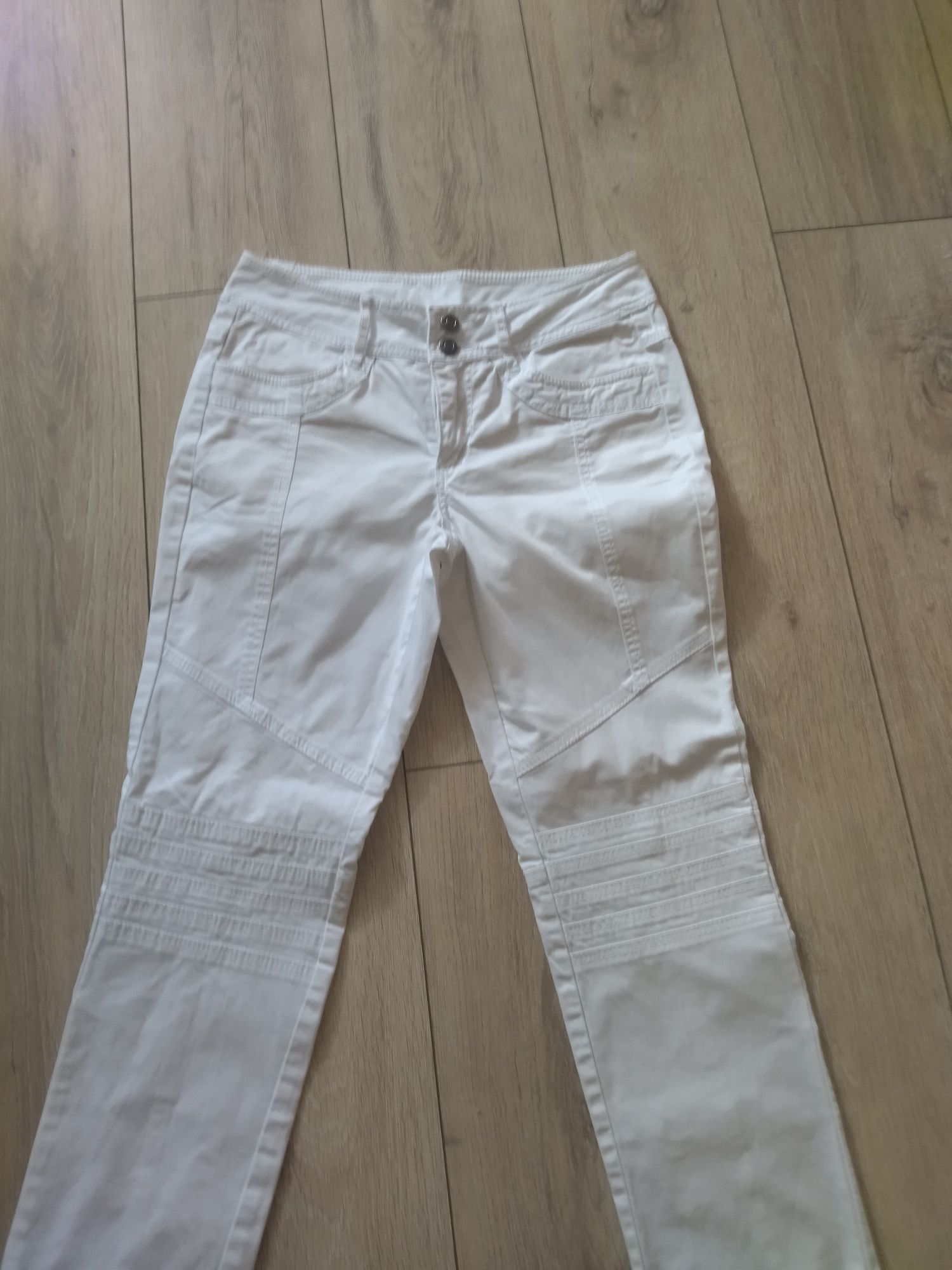 Idealne białe spodnie damskie z laycrą - rurki r.M