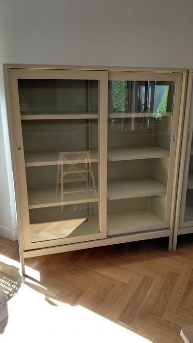Witryna z przesuwanymi drzwiami IKEA