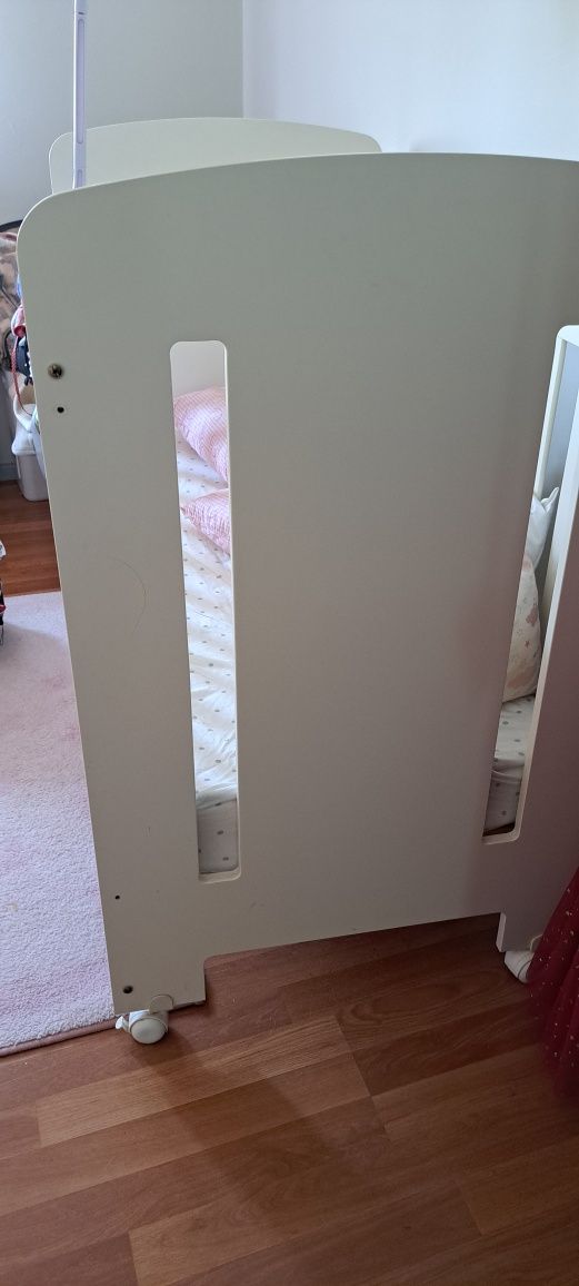 Cama de bebé  marca micuna