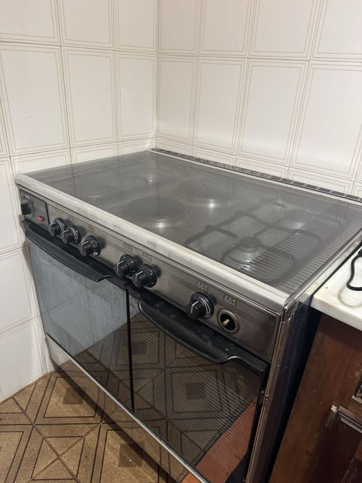 Fogão usado, tanto funciona a gas como a eletricidade