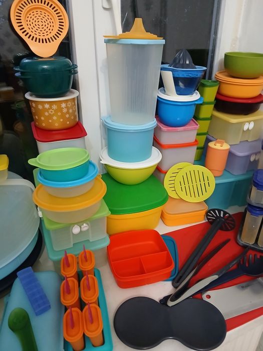 Багато Tupperware посуду за доступними цінами. Є інстаграм магазин