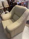 Sofa em pele bege