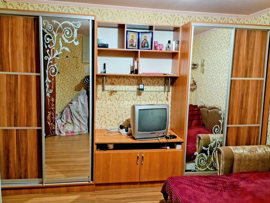 Шафа стінка в кімнату