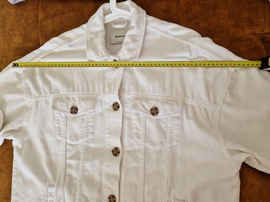 Kurtka koszula sztruksowa oversize Stradivarius M biala kremowa