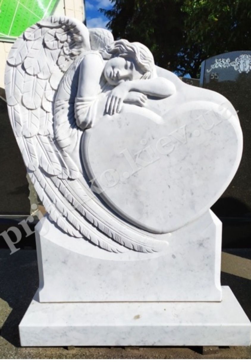Скульптура ангела из белого мрамора