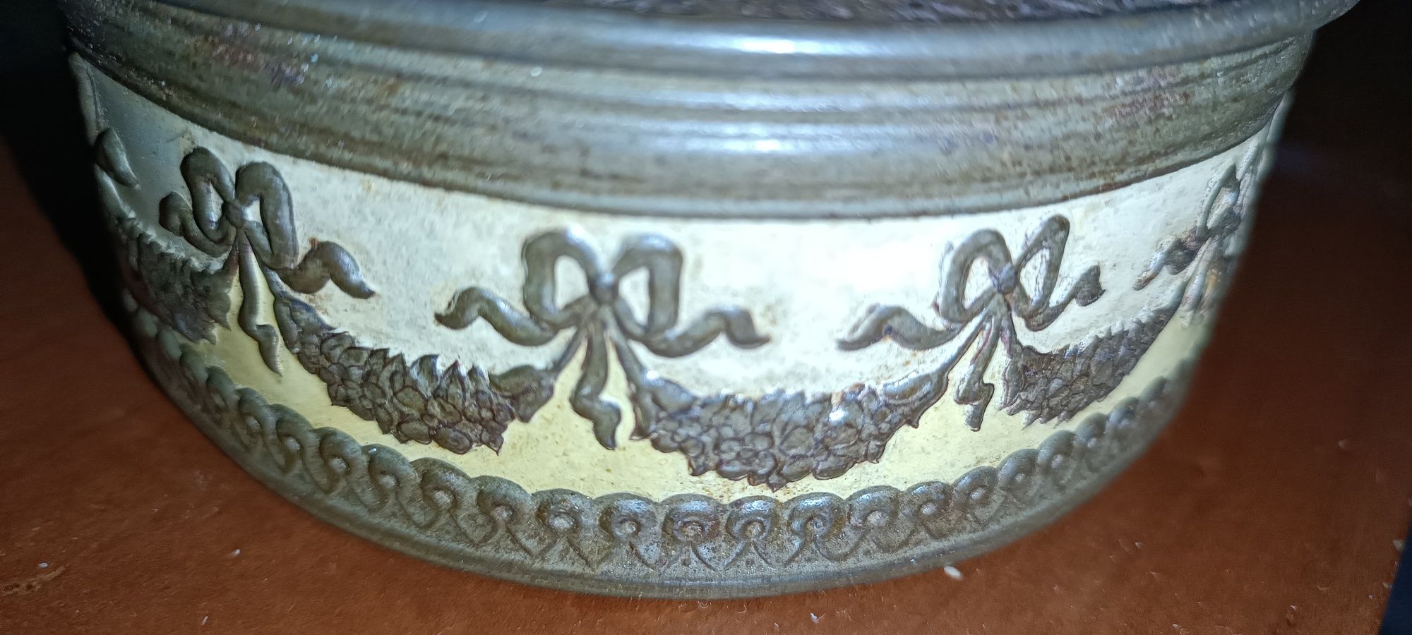 Caixa de lata lvintage redonda em relevo design vitoriano