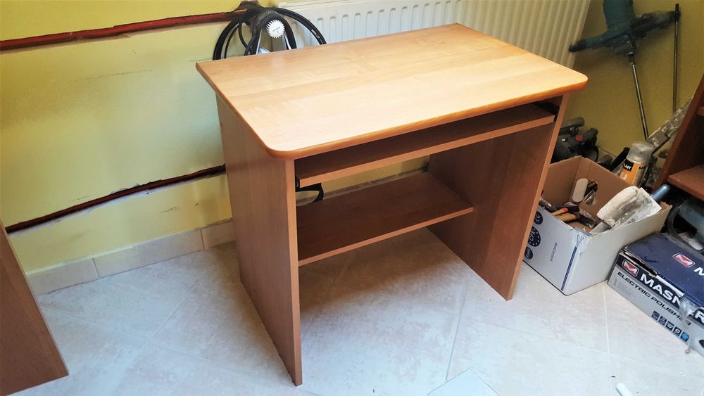 Biurko w bardzo dobrym stanie z szufladą na klawiaturę