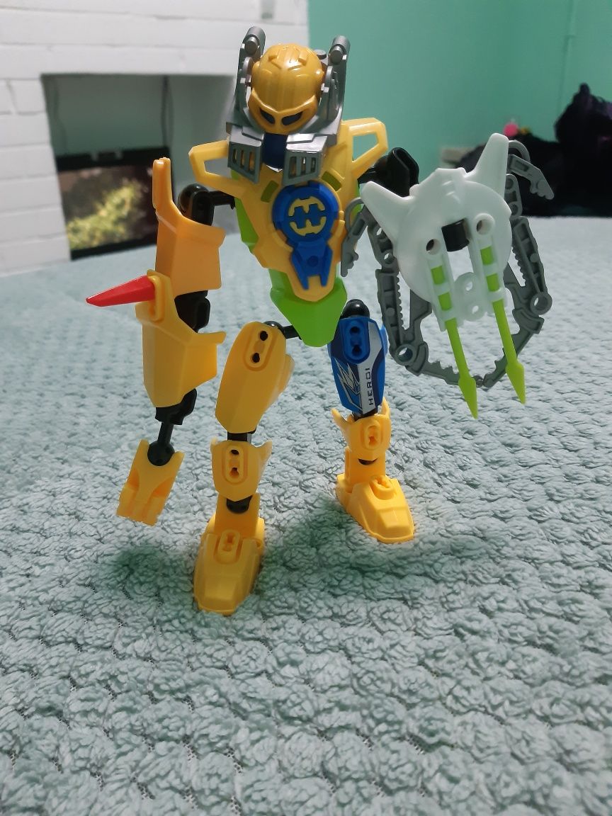 Детская игрушка  робот