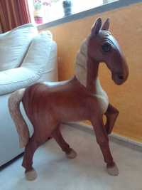 Escultura cavalo em madeura
