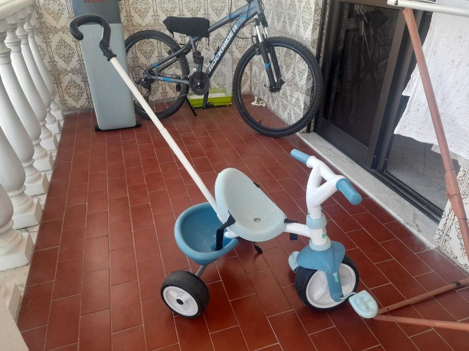 Triciclo de criança c/pega