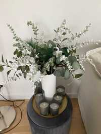 Pełny wazon z sztucznymi kwiatami