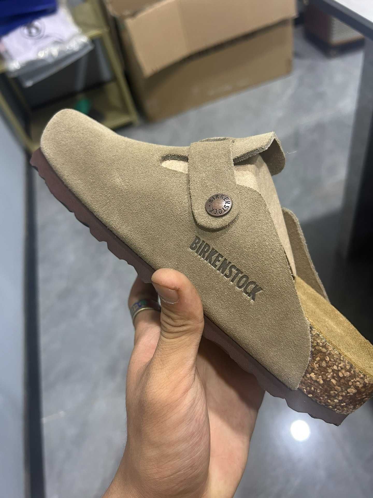 Nowe półkryte kapcie Birkenstock w kolorze piaskowym 39