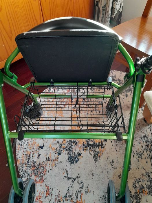 Andarilho com rodas, optimo para exterior, com cesto para compras