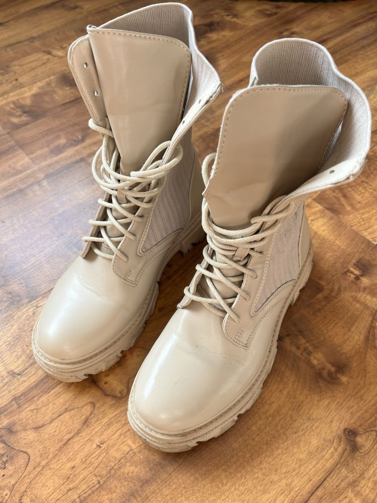 Kremowe buty botki trapery