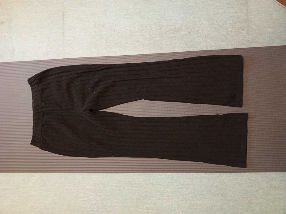 Czarne spodnie z miękkiego materiału