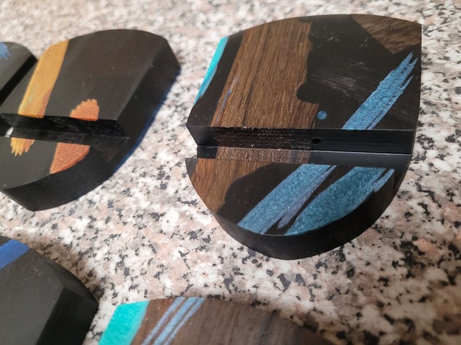 Підставка для телефона, планшета. З мореного дуба та епоксидної смоли.