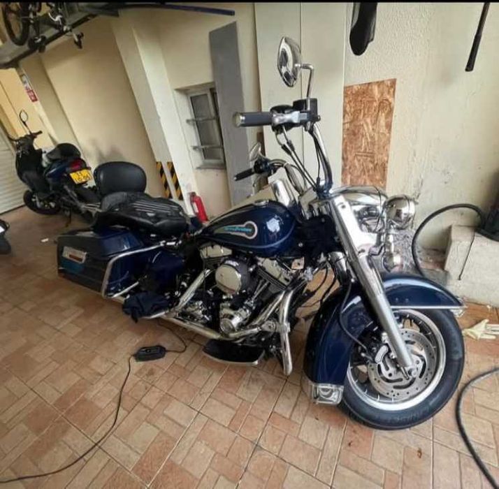 Harley Davidson Road King Police (shrine)