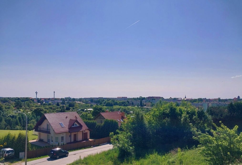 Nowy Dom ulica Górna z widokiem na panoramę miasta