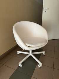Białe Krzesło z IKEA na kółkach