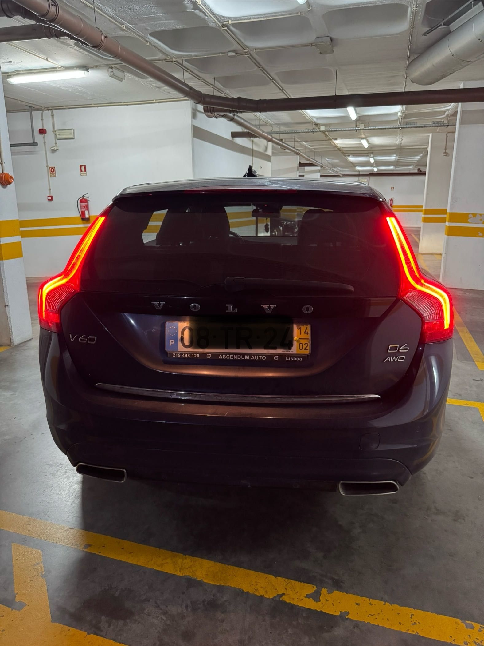 Volvo V60
 Híbrido Plug-in 251000km 2.4 D / 286cv 2014 Importado