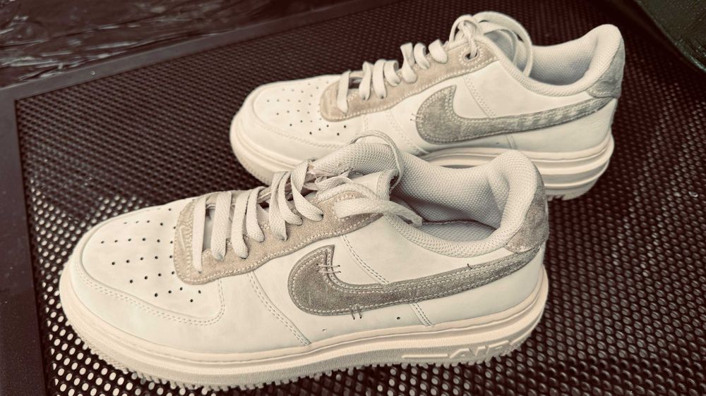 buty Nike AIR FORCE 1 Luxe HO21 rozm.44
