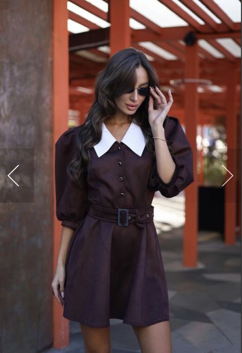 Класична замшева сукня з білим комірцем