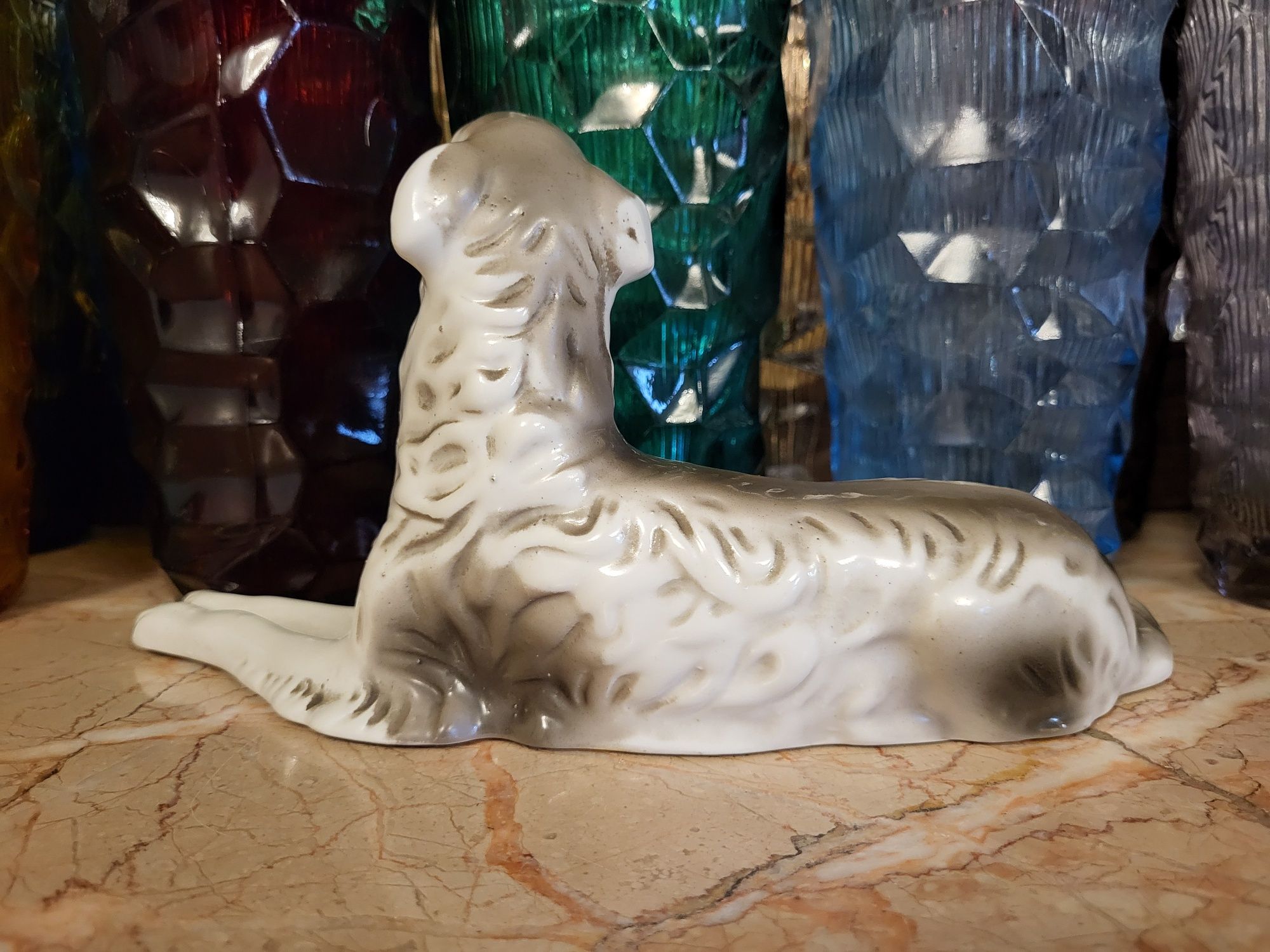 Stara porcelanowa figurka psa chart