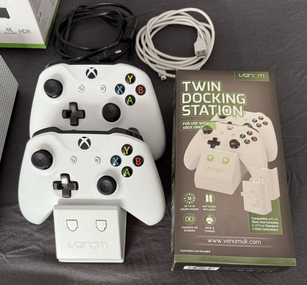 Xbox One S 1Tb dwa pady 9 gier stan idealny