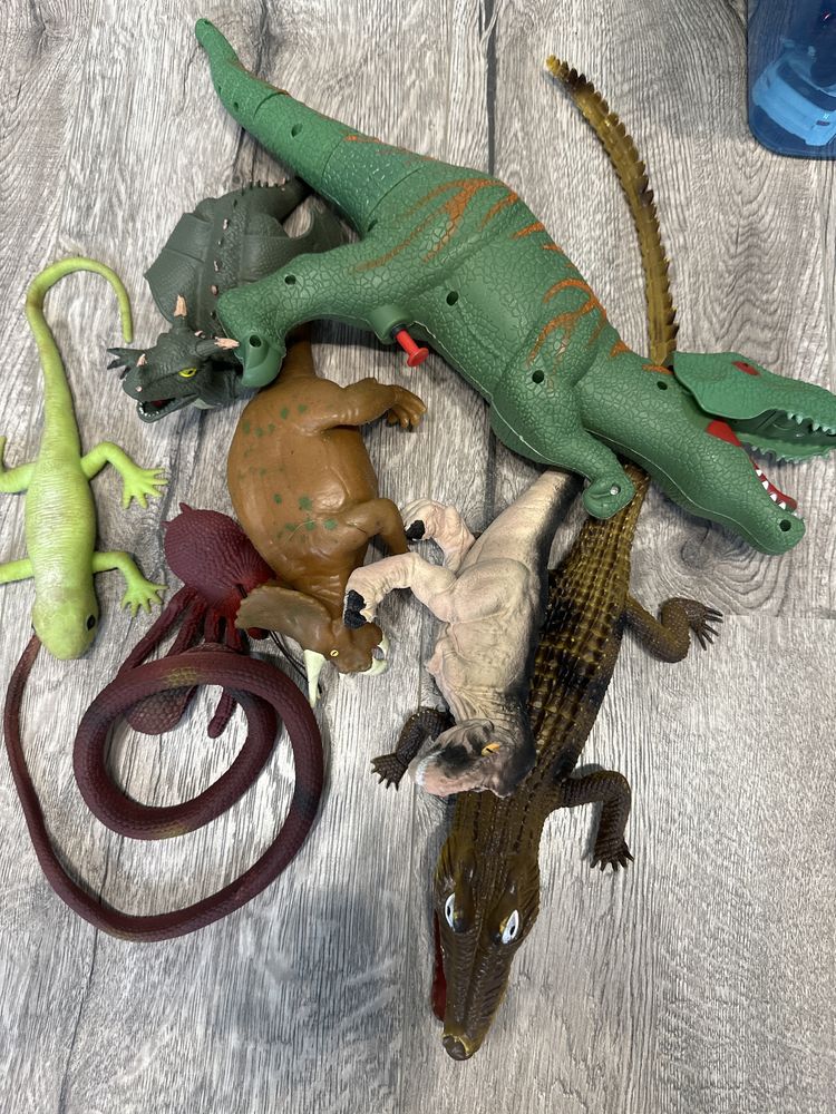 Figurki dinozaurow i zwierzatek