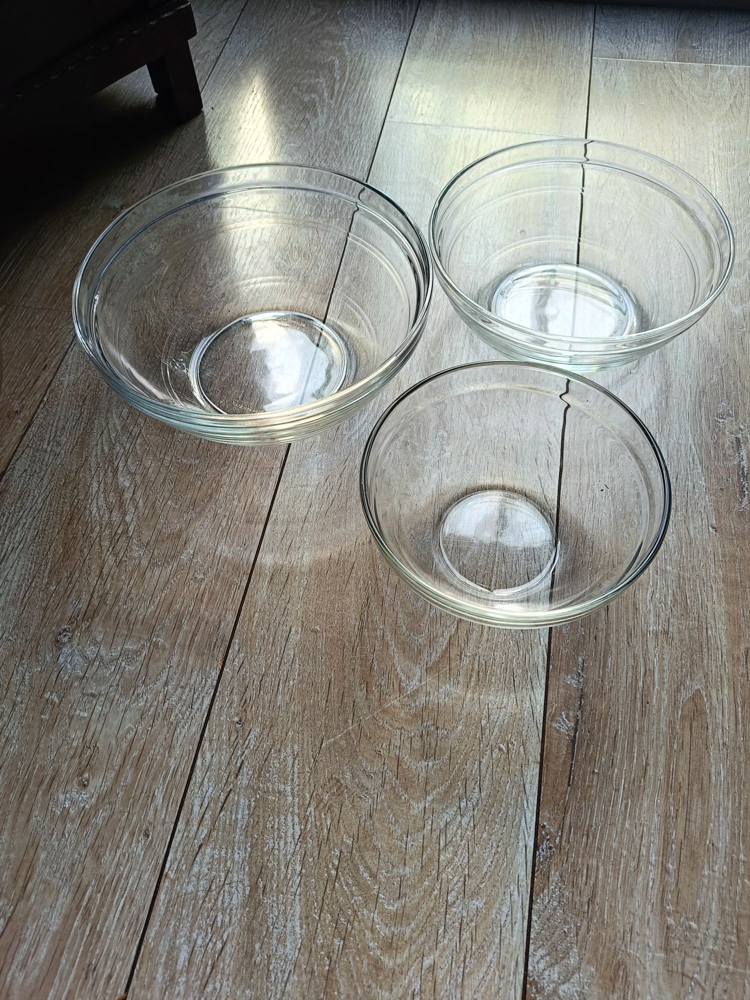 Zestaw trzech szklanych misek