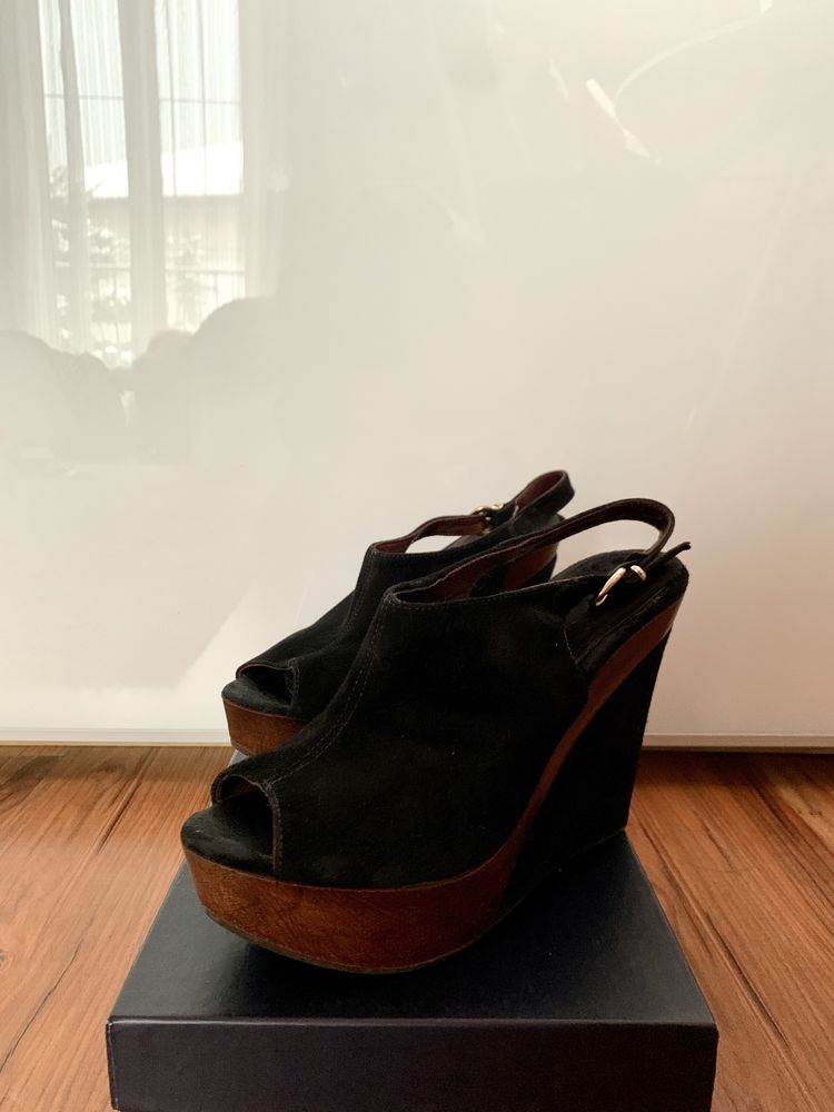 Zamszowe sandalki na koturnie Prima Moda 38