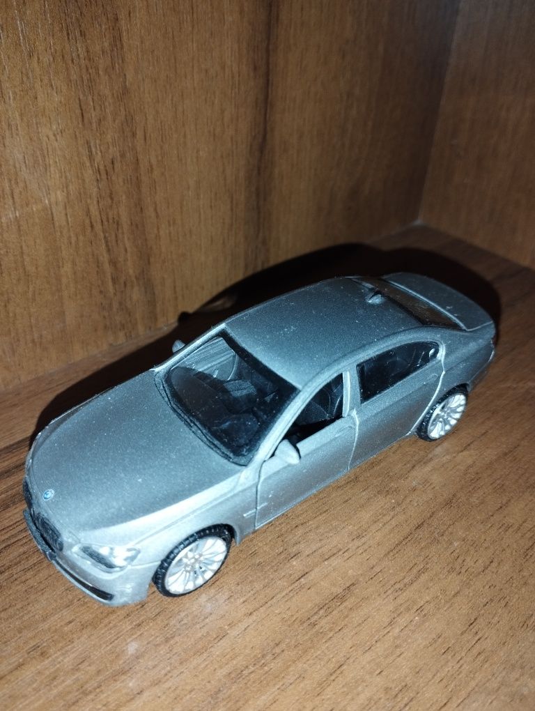 Модель автомобиля bmw 760li 1:46