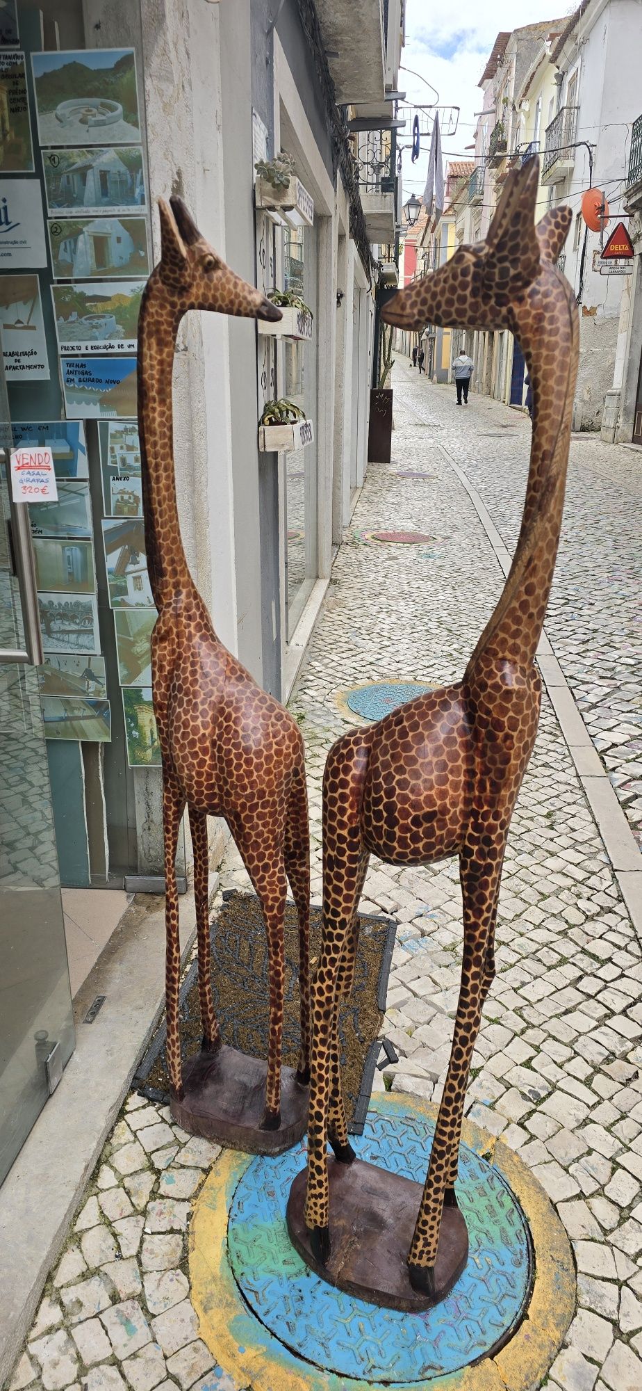 Casal de girafas em madeira esculpida