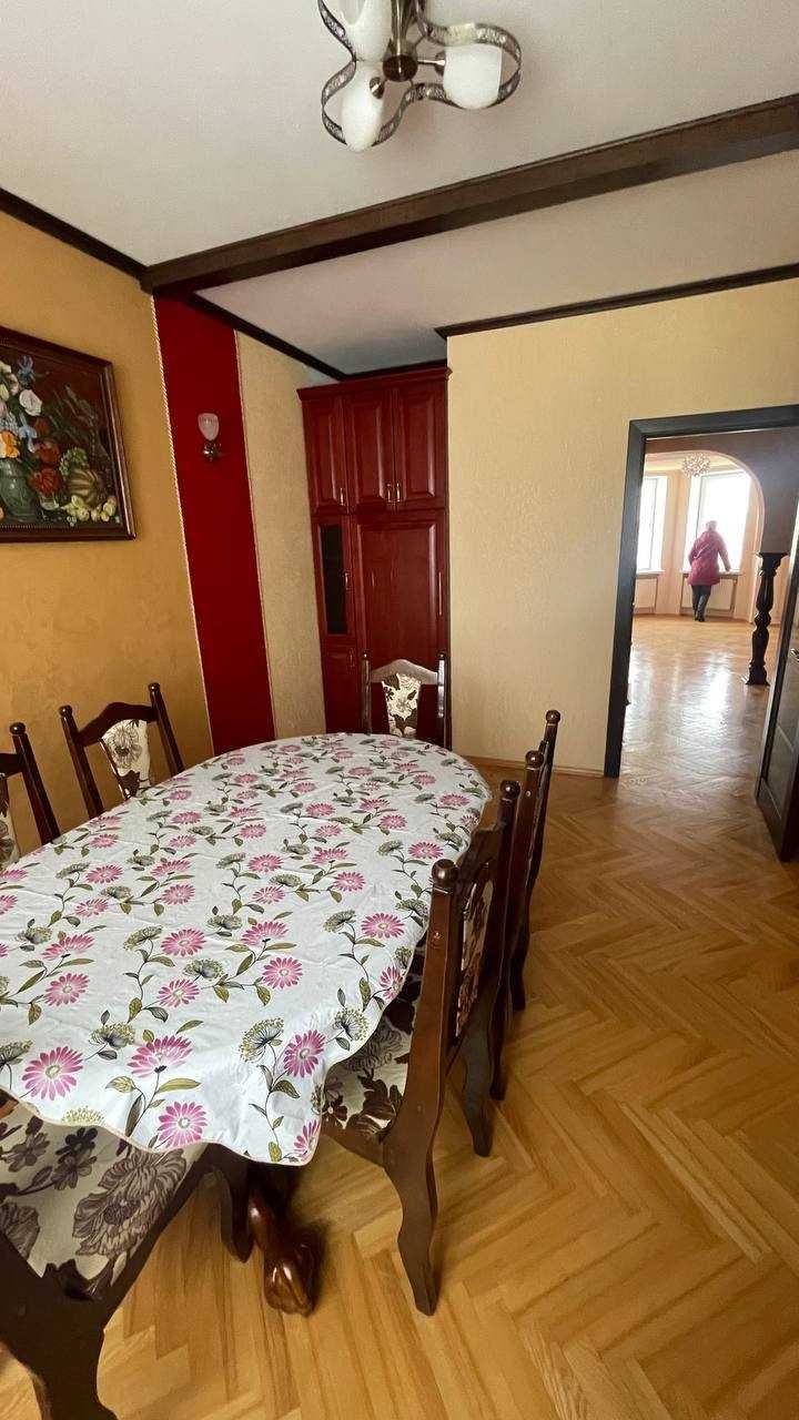 Продається 2-х рівнева квартира, 5 кімнат, р-н лікарні, м. Трускавець!