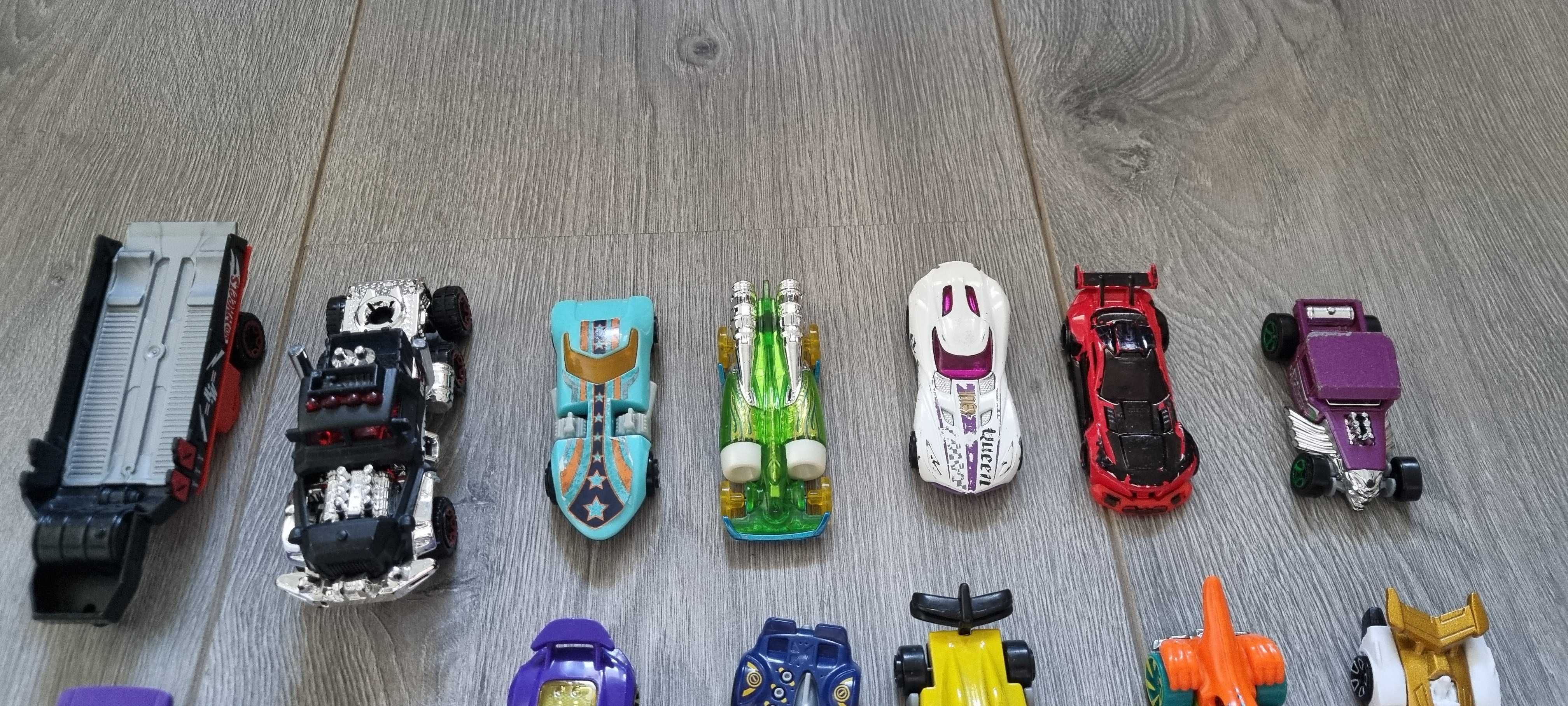 Zestaw autek Hot Wheels plus inne