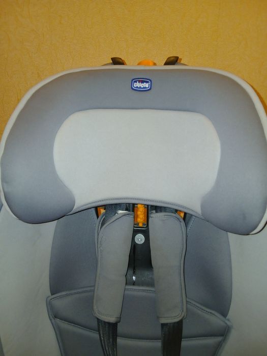 Автокресло chicco universal