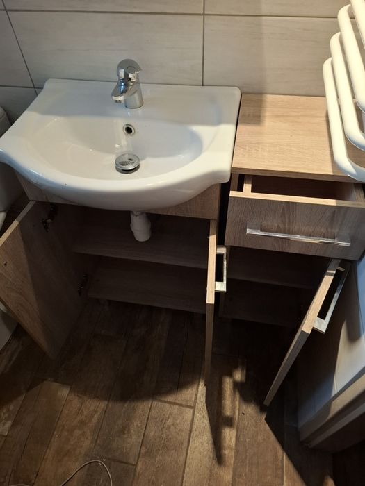 Zestaw łazienka: szafka, umywalka, bateria, druga szafka lustro