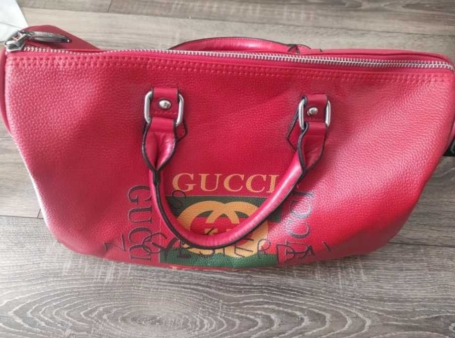 Czerwona torebka kuferek